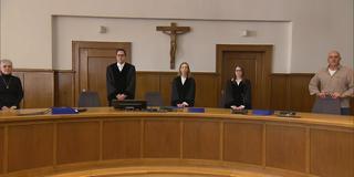 Landgericht Saarbrücken. Richter stehen an der Richterbank vor der Verkündung des Urteils.  (Foto: SR)