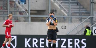 Kasim Rabihic (1.FC Saarbruecken) enttäuscht, traurig, frustriert über ein Tor des SC Verl (Foto: IMAGO / Jan Huebner)