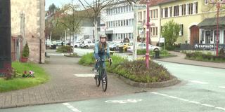 Eine Frau fährt auf einem Fahrrad über einen Fahrradweg. (Foto: Saarländischer Rundfunk)
