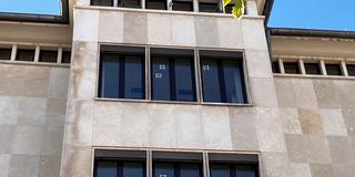 Rathaus Saarlouis mit durch Geschosse verursachte Löcher in den Fenstern (Foto: Heitz, Beate )