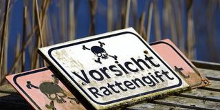 Warnschild Vorsicht Rattengift (Foto: IMAGO / Christian Ohde)
