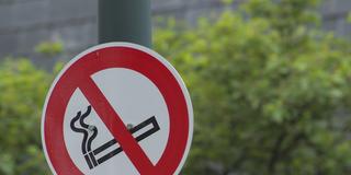 Rauchen im Freien verboten  (Foto: IMAGO / imagebroker)