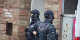 Polizisten mmit vermummten Gesichtern im Rahmen einer Razzia (Foto: Brandon Lee Posse)