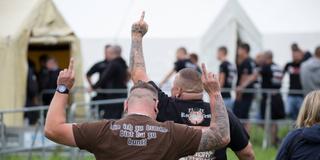 Teilnehmer eines rechtsextremen  Konzertes  (Foto: IMAGO / Michael Trammer)