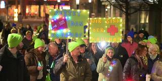 Rund 250 Menschen demonstrieren für den Erhalt der Kohlhofklinik.  (Foto: SR)