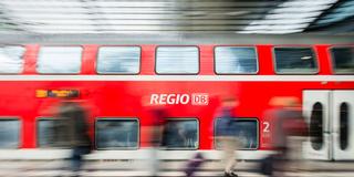 Eine Regionalbahn der Deutschen Bahn fährt in einen Bahnhof ein. (Foto: dpa/Lukas Schulze)