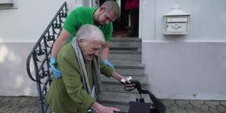 Mobile Reha. Der Pysiotherapeut übt mit einer älteren Frau das Gehen am Rolllator. (Foto: SR)