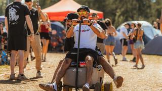 Zwei Festivalbesucher fahren im Bollerwagen über den Campingplatz. (Foto: MxM Photo)