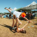 Zwei Festivalbesucherinnen Turnen auf dem Campingplatz. (Foto: MxM Photo)