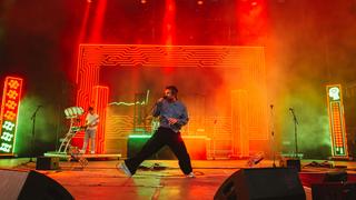 Ein Mann singt auf der Bühne, im Hintergrund spielt jemand Gitarre (Foto: MxM Photo)