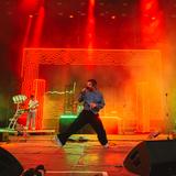 Ein Mann singt auf der Bühne, im Hintergrund spielt jemand Gitarre (Foto: MxM Photo)