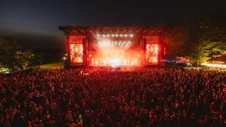 Die Mainstage am Abend mit jeder Menge Publikum. (Foto: MxM Photo)
