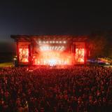 Die Mainstage am Abend mit jeder Menge Publikum. (Foto: MxM Photo)