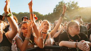 Junge Frauen in der ersten Reihe feiern mit (Foto: MxM Photo)
