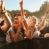 Junge Frauen in der ersten Reihe feiern mit (Foto: MxM Photo)