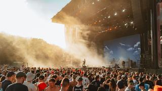 Blick von weitem auf die Hauptbühne beim Rocco del Schlacko (Foto: MxM Photo)