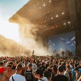 Blick von weitem auf die Hauptbühne beim Rocco del Schlacko (Foto: MxM Photo)