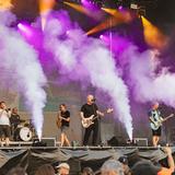 Eine Band auf der Bühne (Foto: MxM Photo)