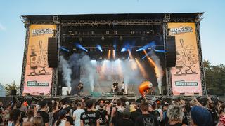 Blick von weitem auf eine Bühne mit Publikum (Foto: MxM Photo)