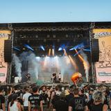 Blick von weitem auf eine Bühne mit Publikum (Foto: MxM Photo)