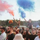 Zwei Menshen halten bunte rauchende Fackeln in den Himmel (Foto: MxM Photo)