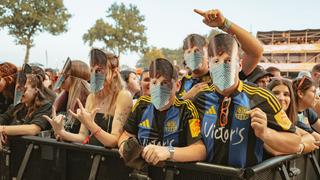 Menschen im Publikum tragen eine Maske aus Pappe mit dem Gesicht von "Tream". (Foto: MxM Photo)