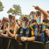 Menschen im Publikum tragen eine Maske aus Pappe mit dem Gesicht von "Tream". (Foto: MxM Photo)