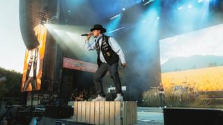 Ein Mann mit Hut singt auf der Bühne (Foto: MxM Photo)