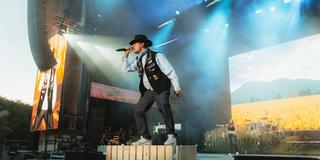 Ein Mann mit Hut singt auf der Bühne (Foto: MxM Photo)