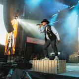 Ein Mann mit Hut singt auf der Bühne (Foto: MxM Photo)