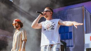 Zwei Männer auf der Bühne, einer singt ins Mikrofon (Foto: MxM Photo)