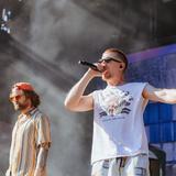 Zwei Männer auf der Bühne, einer singt ins Mikrofon (Foto: MxM Photo)