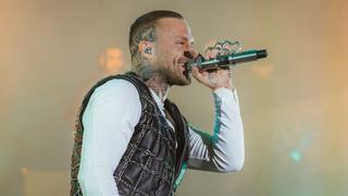 Ein Mann rappt auf der Bühne (Foto: UNSERDING)