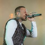 Ein Mann rappt auf der Bühne (Foto: UNSERDING)