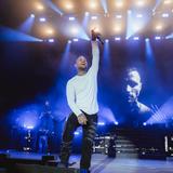 Ein Mann rappt auf der Bühne (Foto: UNSERDING)