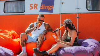 Kontra K und Aliena sitzen auf Sitzsäcken und reden miteinander. (Foto: MxM Photo)