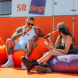 Kontra K und Aliena sitzen auf Sitzsäcken und reden miteinander. (Foto: MxM Photo)