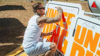 Kontra K unterschreibt auf unserem UNSERDING-Aufsteller (Foto: MxM Photo)