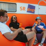 Zwei der Bandmitglieder der Madsen sitzen auf Sitzsäcken und werden von UNSERDING-Moderatur Eren interviewed. (Foto: MxM Photo)