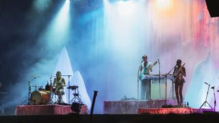 Blick auf die Bühne mit drei Musikern (Foto: MxM Photo)