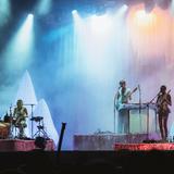 Blick auf die Bühne mit drei Musikern (Foto: MxM Photo)