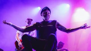 Ein Mann hat die Arme weit offen (Foto: MxM Photo)