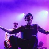 Ein Mann hat die Arme weit offen (Foto: MxM Photo)