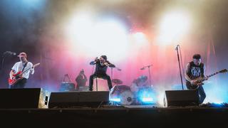 Eine Band spielt auf einer Bühne (Foto: MxM Photo)