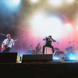 Eine Band spielt auf einer Bühne (Foto: MxM Photo)