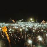 Blick ins Publikum. Alle leuchten mit ihren Handys und Feuerzeugen. (Foto: MxM Photo)