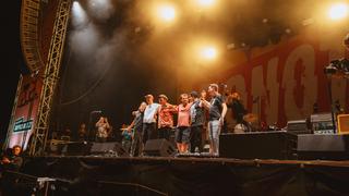 Die Band steht geschlossen in einer Reihe auf der Bühne (Foto: MxM Photo)