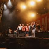 Die Band steht geschlossen in einer Reihe auf der Bühne (Foto: MxM Photo)