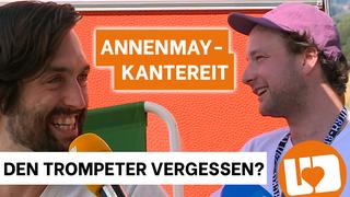 Christopher und Severin von AnnenMayKantereit in Nahaufnahme mit dem Schriftzug "Den Trompeter vegressen?" darunter. (Foto: UNSERDING)