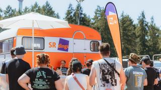 Leute stehen vor einem orangenen Wohnwagen. (Foto: MxM Photo)